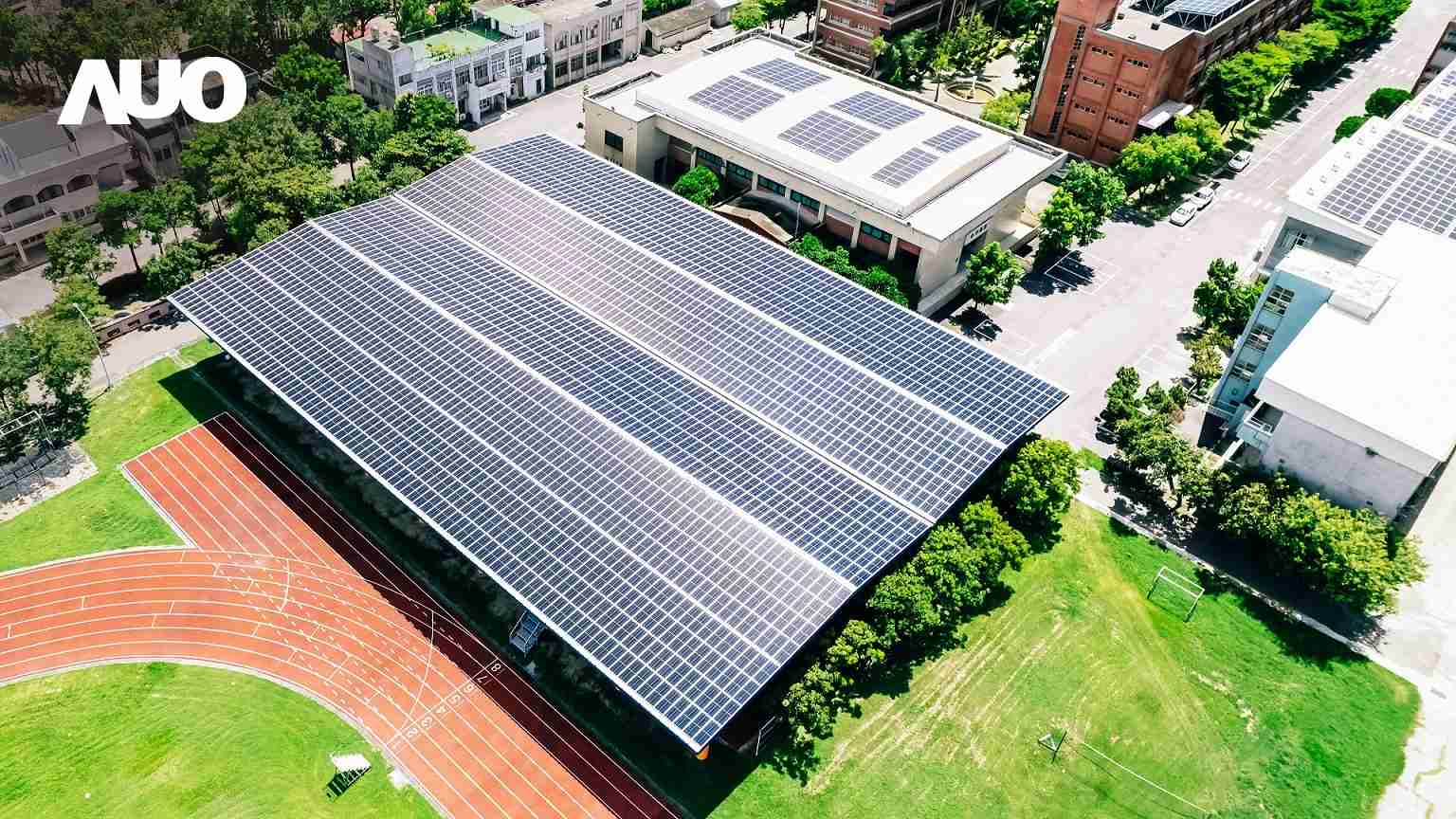 PG国际SunSteel光电整合型浪板具备快速安装、、轻量化优势,,可提升15%发电效能,,通过国际IEC与台湾VPC认证安全、、防漏、、耐候标准