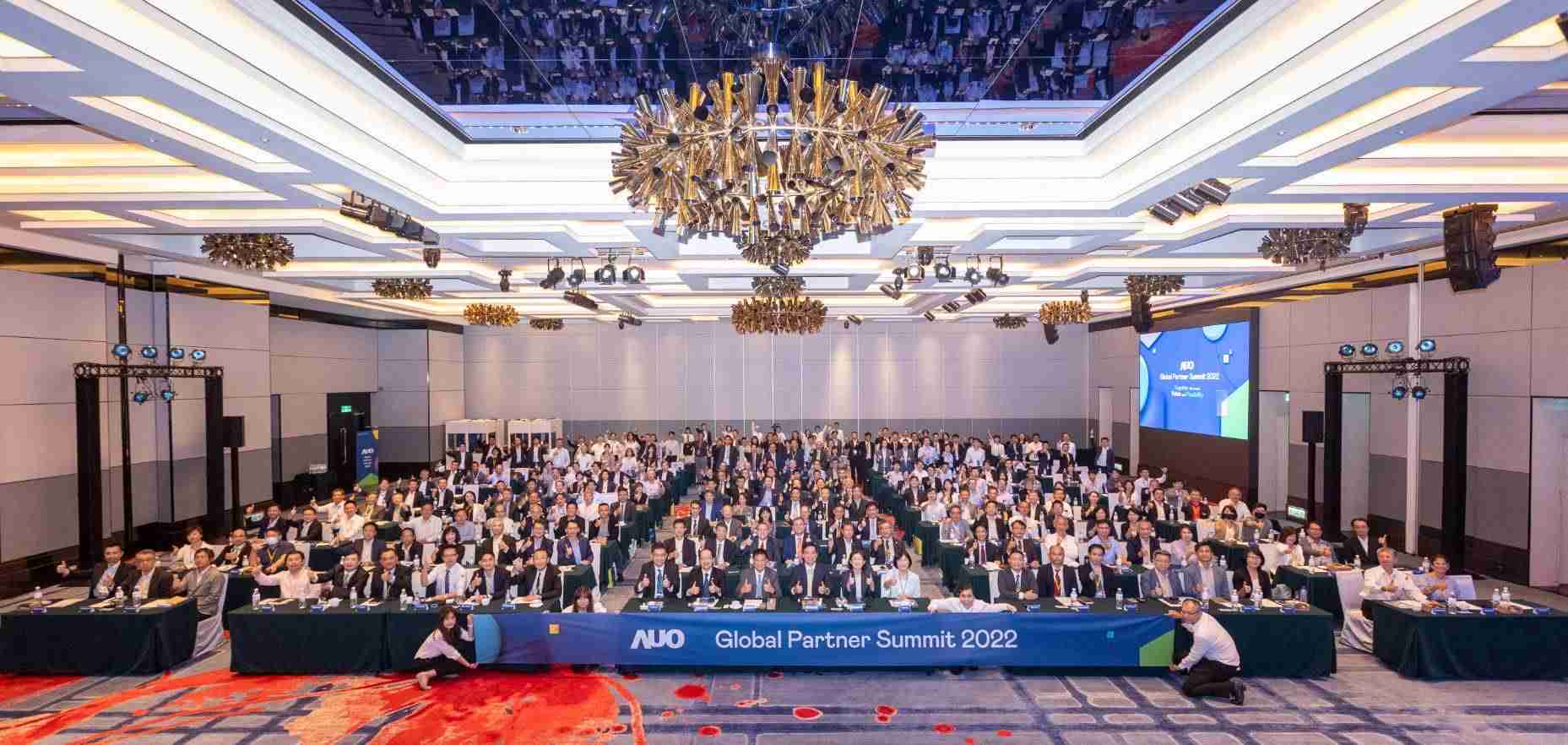 友達推動「安心、、、、創新、、用心、、、、同心、、、、盡心」五星職旅，，為菲籍員工打造全方位照護，，首度贏得「人權實踐與發展領袖獎」殊榮