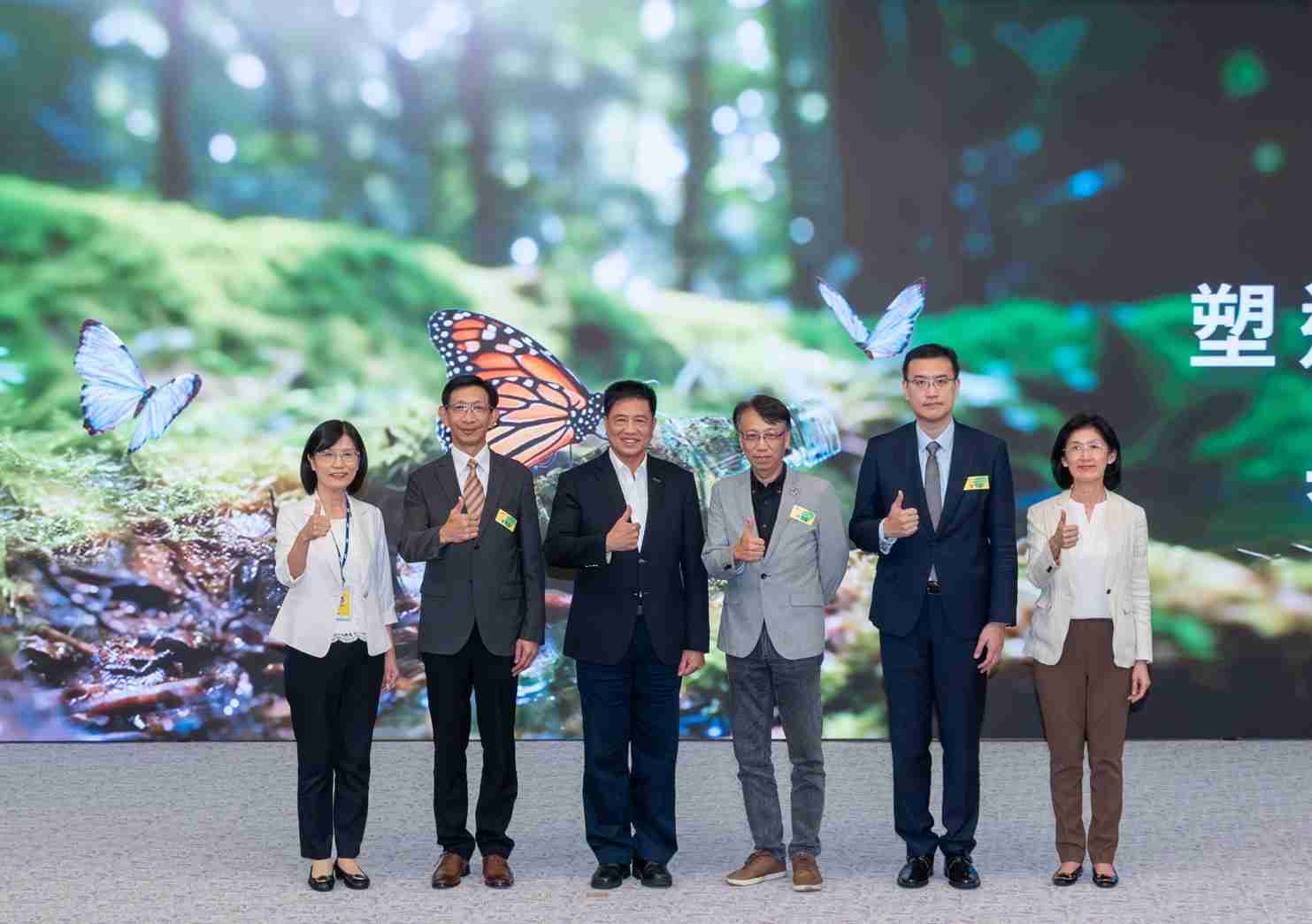 友達2023 CSR共榮大會，，，，邀請領域專家分享交流生物多樣性管理趨勢、、無塑產品、、海廢永續塑料等議題  （圖左到右：友達光電永續長古秀華、、、3M台灣技術長陳君杰、、、友達光電董事長暨集團策略長彭双浪、、、、光寶科技企業永續發展處處長陳慶暉、、、安永聯合會計師事務所執業會計師曾于哲、、、友達光電供應鏈總部副總經理吳宜芳）