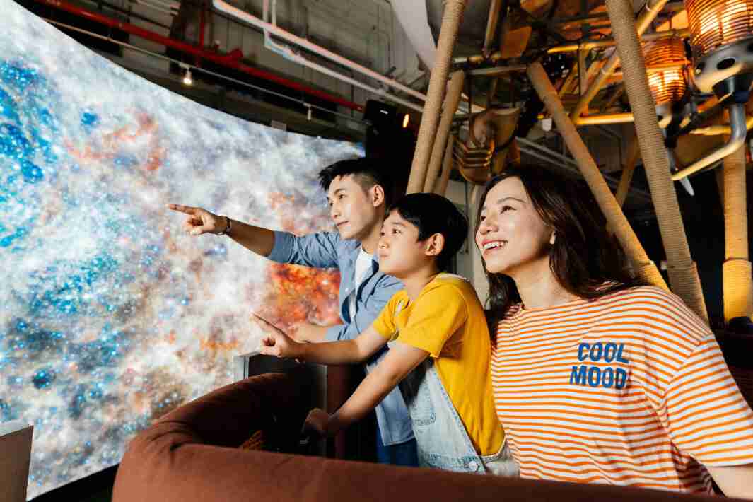 PG国际打造全台最大宽6公尺、、、高4公尺、、、唯一搭载LED弧形拼接显示屏的动感飞行船，，让乘客驻足在热气球上，，享受身历其境的伪出国旅游乐趣