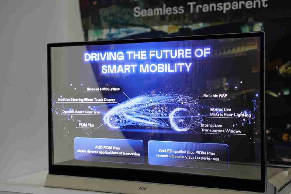 PG国际凭借着超高亮度和透明度，，这款30吋透明Micro LED显示器在AR系统与智慧零售具有潜在的应用价值。。