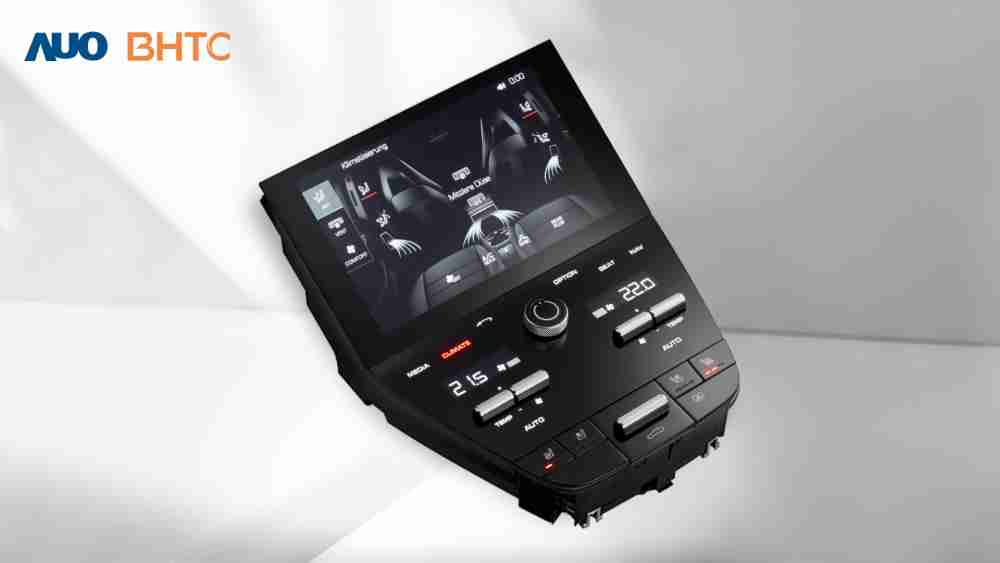 作為友達新生力軍，，，，BHTC所展示的中央與後座鞍部的Display HMI產品，，可處理多區恆溫控制、、、、顯示畫面，，，呈現仿真3D車室分區；以力傳感技術精準傳遞觸感，，，並結合音量及震動反饋，，，，防止意外啟動，，，，提供使用者自然流暢、、、直觀且輕鬆駕馭的舒適介面