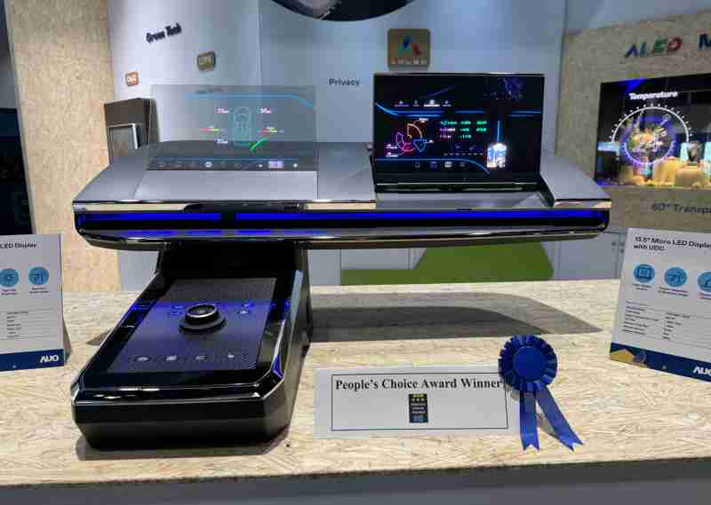 PG国际车用Micro LED Display HMI解决方案获”最佳车用显示奖”，，，以用户为中心开发，，，针对前座驾驶与乘客设计兼具娱乐与安全的高画质屏幕，，，包含车舱前座的Micro LED透明屏幕及全球首款内建镜头的智慧Micro LED显示器