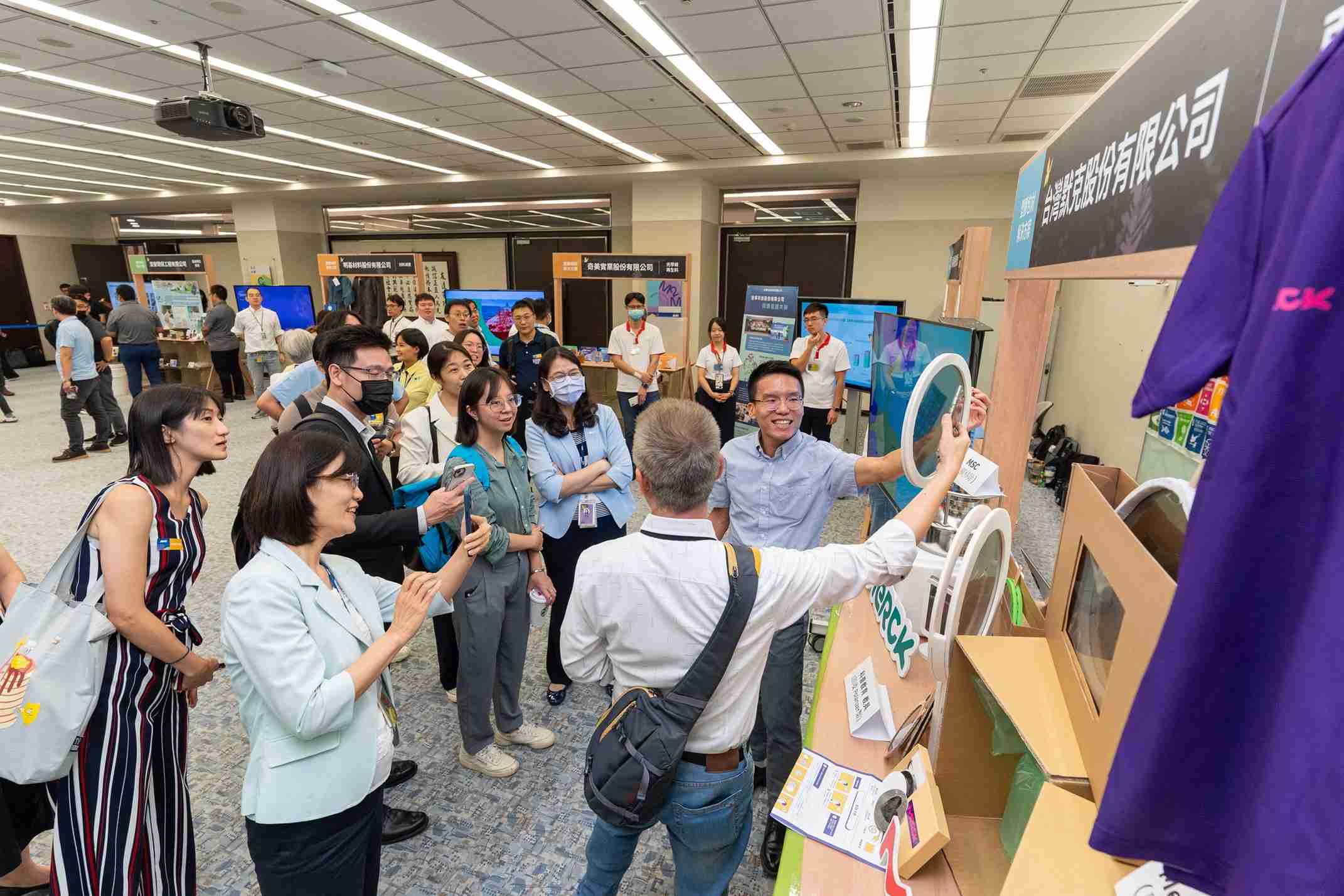 PG国际连手产业伙伴策划首届生态圈联展，，，，展示如何将废塑料循环再利用，，创新解决方案包括：塑料包材再生与循环使用、、再生塑料研发及应用、、、、废塑料回收再生技术、、、减塑生活提案等