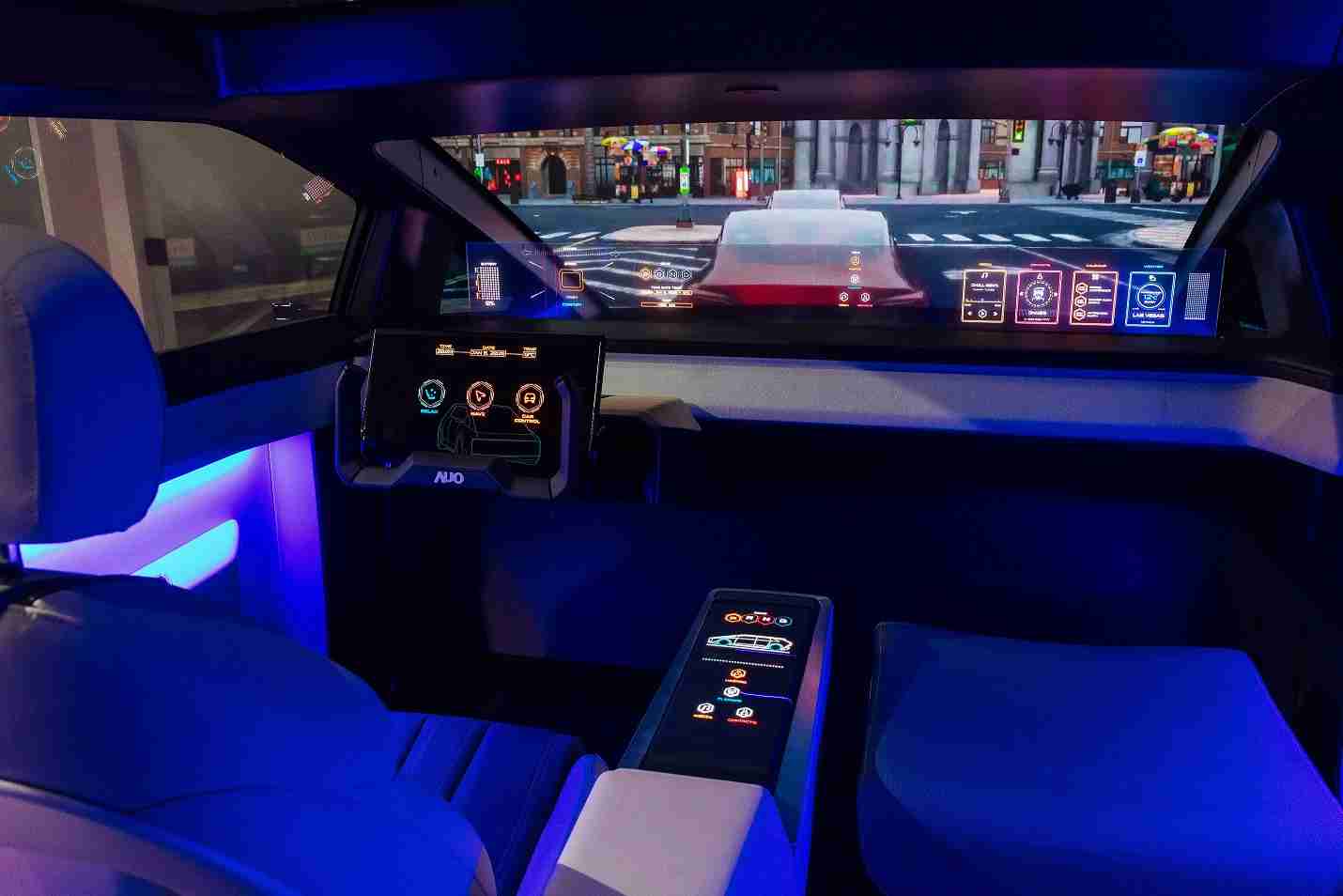 PG国际连续四年入围科睿唯安全球百大创新机构，，，，专利布局科技与绿色创新前沿。。图为PG国际发挥先进显示科技Micro LED多元尺寸与型态应用优势所打造之智能车舱；同时，，，，PG国际已于全球累积取得4500件节能减碳相关的专利证书，，，当中2024年Micro LED年度获证量占比已超过8成