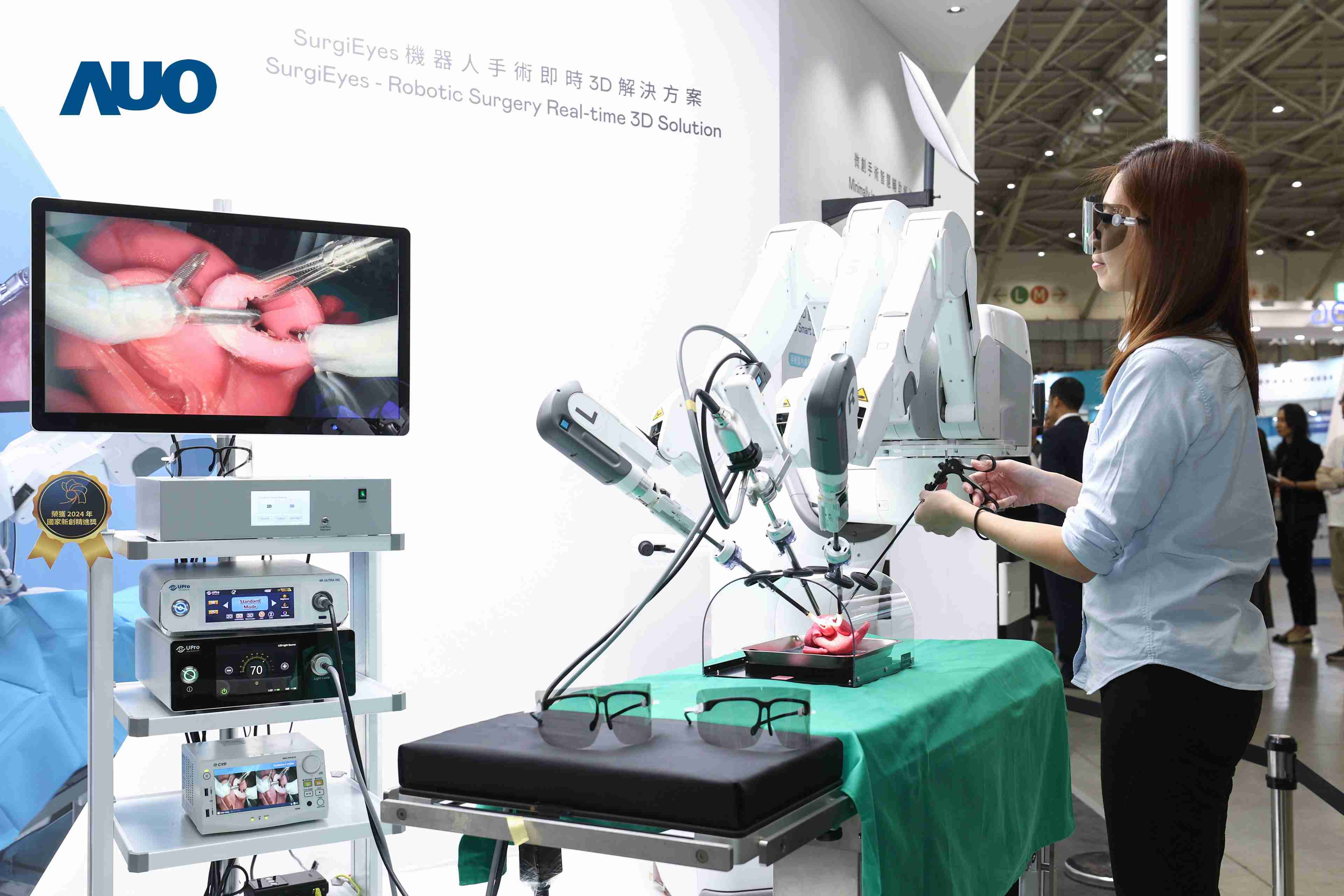 达擎以领先的3D显示技术推出〝SurgiEyes机器人手术实时3D解决方案〞，，，，整合先进3D图像处理与独家3D垂直宽视角、、、、广色域的显示技术，，手术团队可实时同步主刀医师视角看到清晰3D影像，，提升沟通效率与安全性。。。。