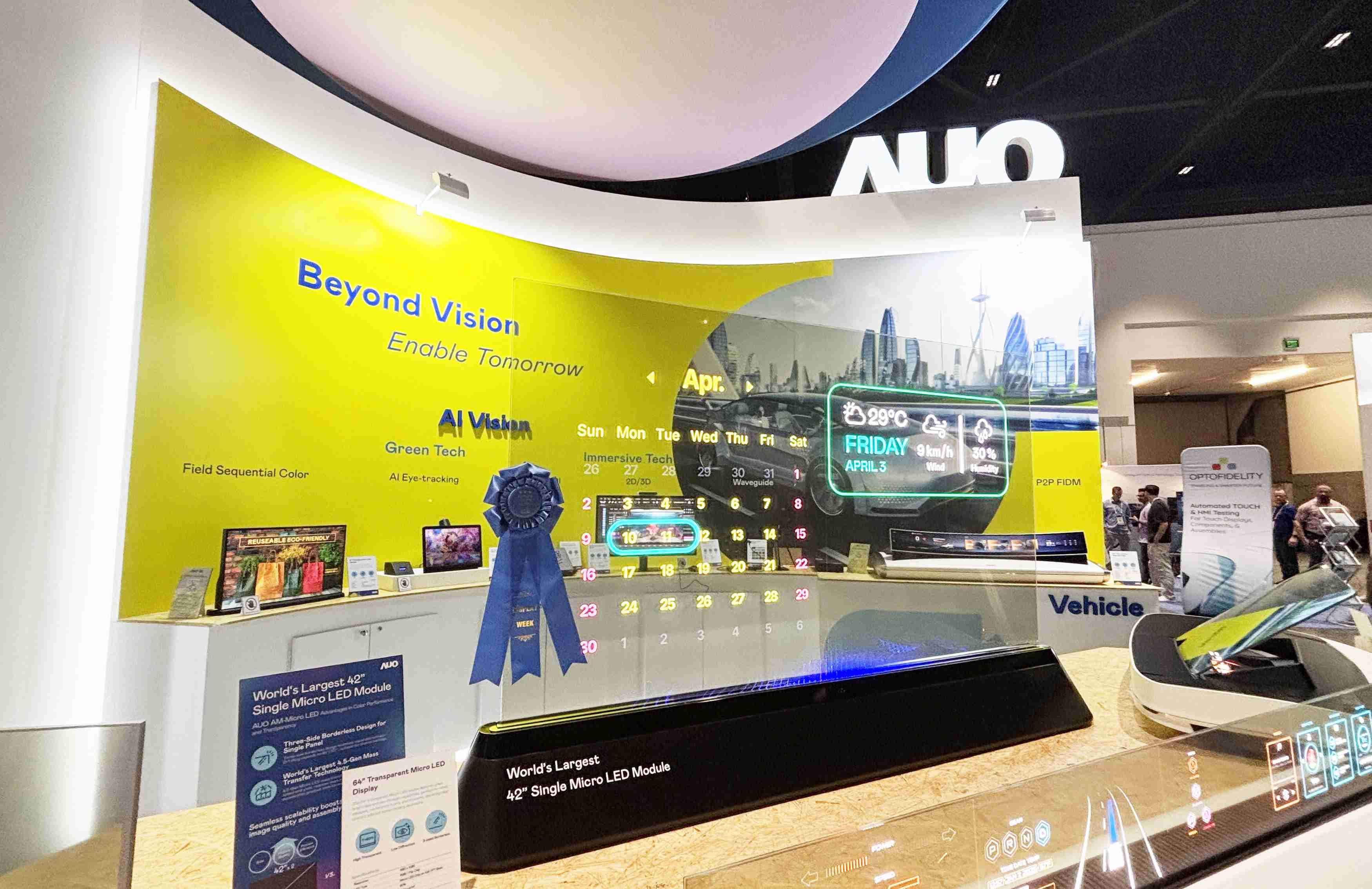 PG国际64吋透明Micro LED显示器获〝最佳Micro LED技术应用奖〞，，其绝妙的透明穿透特性，，，同时具备1,000 nits的高亮度表现，，，并透过精细的无缝拼接延伸，，可依需求灵活应用于多元场域，，展现出Micro LED显示技术划时空的无限潜力